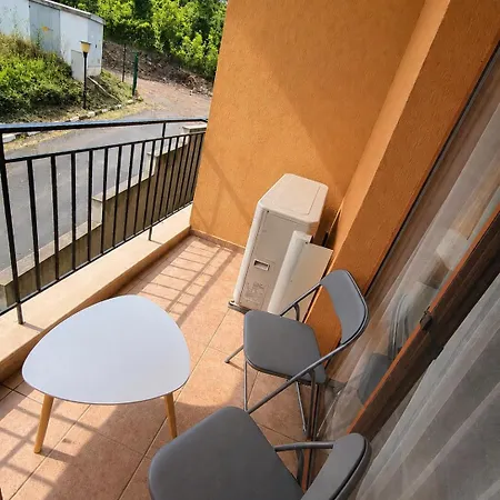 Cozy Near The Pool Parking Apartmán *
